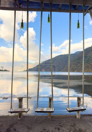 Téléchargez les photos : Balançoires sur la rive de San Lucas Toliman une ville sur le lac Atitlan au Guatemala - en image libre de droit