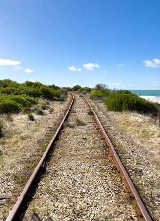 Téléchargez les photos : Voies ferrées pour le train à vapeur Victor Harbor le long de la côte de la péninsule de Fleurieu, Australie du Sud - en image libre de droit