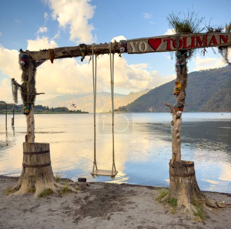 Foto de Balanceos en la orilla de San Lucas Toliman un pueblo en el lago Atitlán en Guatemala - Imagen libre de derechos