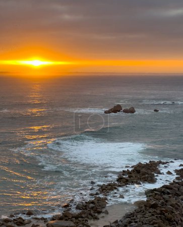 Téléchargez les photos : Lever de soleil sur l'océan sur la péninsule de Fleurieu, Australie-Méridionale - en image libre de droit