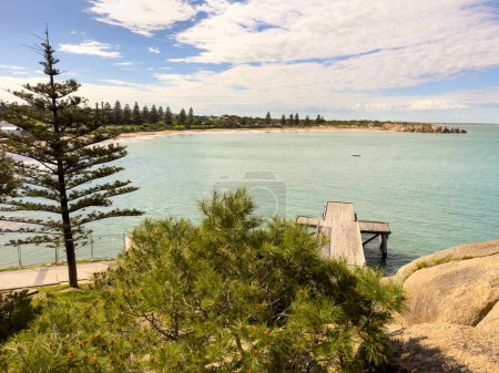Téléchargez les photos : Vue sur la jetée par une journée ensoleillée à Horseshoe Bay à Port Elliot sur la péninsule de Fleurieu, Australie-Méridionale - en image libre de droit
