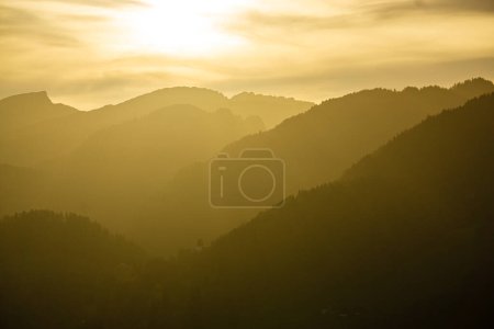 Foto de Hermosa silueta de montaña con luz de fondo de color amarillo brillante. Alpes, Allgau, Alemania, Baviera. - Imagen libre de derechos