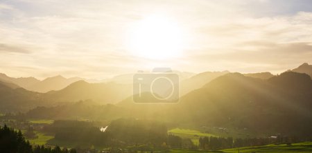 Foto de Dramática vista a la montaña a la luz del sol. Colorido ambiente retroiluminado y tranquilo en la noche de una maravillosa caminata. - Imagen libre de derechos