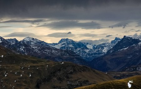 Foto de Cielo dramático con nubes de tormenta oscura sobre montañas manchadas de nieve. Vista de Widderstein a Lechtaler Alpen. Vorarlberg, Alpes, Austria. - Imagen libre de derechos