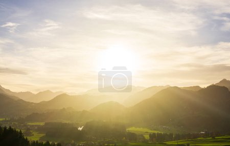 Foto de Dramática vista a la montaña a la luz del sol. Colorido ambiente retroiluminado y tranquilo en la noche de una maravillosa caminata. - Imagen libre de derechos