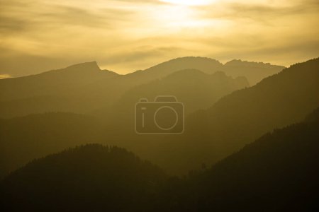 Foto de Hermosa silueta de montaña con luz de fondo de color amarillo brillante. Alpes, Allgau, Alemania, Baviera. - Imagen libre de derechos