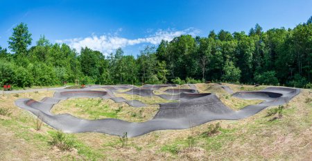 Foto de Pumptrack para bicicletas, mountain bike y BMX en Engelhalde Park. Kempten, Allgaeu, Baviera, Alemania - 30 de junio de 2022 - Imagen libre de derechos
