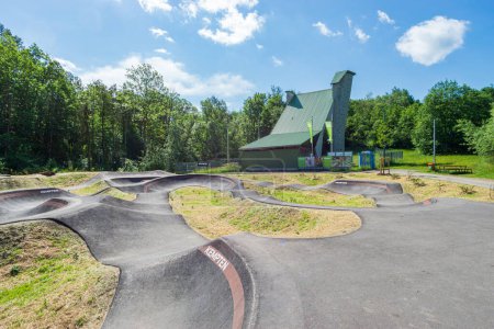Foto de Pumptrack para bicicletas, mountain bike y BMX y escalada en Engelhalde Park. Kempten, Allgaeu, Baviera, Alemania - 30 de junio de 2022 - Imagen libre de derechos