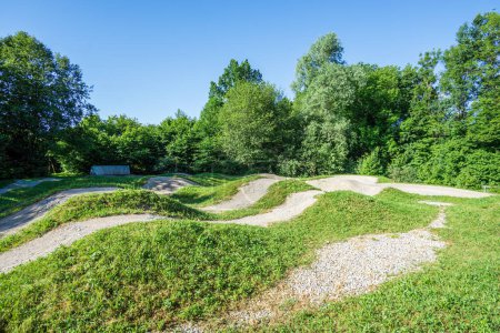 Foto de Pumptrack para bicicletas, mountain bike y BMX en Hofelmeier Park, Kids Slope Style Track. Kempten, Allgaeu, Baviera, Alemania - 30 de junio de 2022 - Imagen libre de derechos