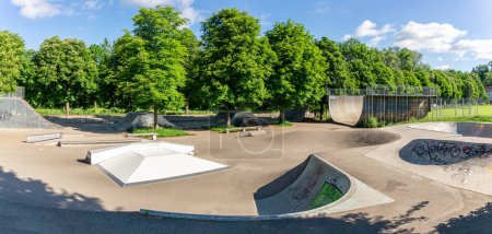 Foto de Parque de skate en la hermosa luz del sol amanecer. Kempten, Allgaeu, Baviera, Alemania - 30 de junio de 2022 - Imagen libre de derechos