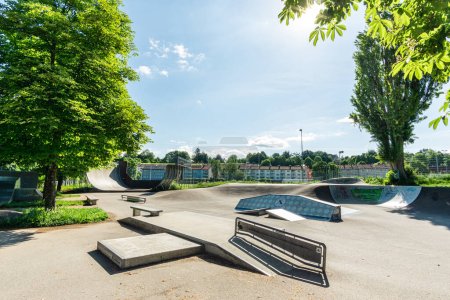 Foto de Parque de skate en la hermosa luz del sol amanecer. Kempten, Allgaeu, Baviera, Alemania - 30 de junio de 2022 - Imagen libre de derechos