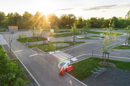 Foto de Sitio de práctica de tráfico con luz solar al atardecer en Reitstallgelaende. Kempten, Allgaeu, Baviera, Alemania - 30 de junio de 2022 - Imagen libre de derechos