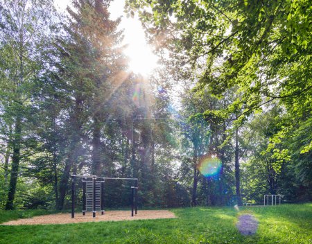 Foto de Calisthenics Park en Kempten cerca de DAV Climbing Hall. Kempten, Allgaeu, Baviera, Alemania - 30 de junio de 2022 - Imagen libre de derechos
