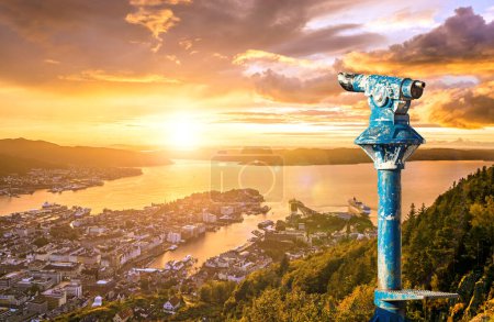 Foto de Dramatic panoramic sunset view of the City of Bergen from Floyen mountain with a Binocular looking into the town and beautiful landscape. Norway. - Imagen libre de derechos
