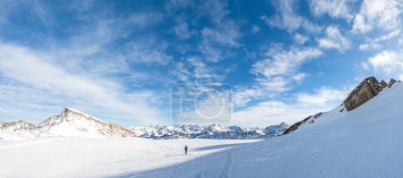 Foto de Hombre senderismo con raquetas de nieve en el hermoso paisaje de montaña de invierno. Alpes, Alemania, Baviera, Allgaeu. - Imagen libre de derechos