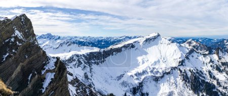 Foto de Panorama de invierno de montaña con nieve. Vista desde Berlingerskopf a Heahlekopf y Diedamskopf en los Alpes, Vorarlberg, Austria. - Imagen libre de derechos