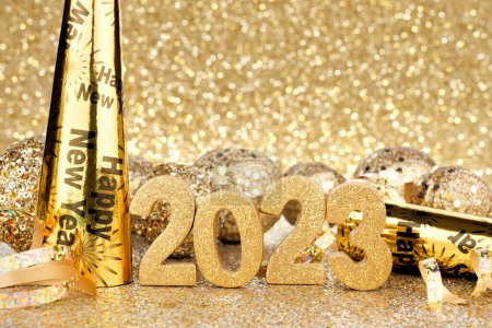 Téléchargez les photos : Réveillon du Nouvel An 2022 numéros dorés et décorations avec fond lumineux scintillant - en image libre de droit