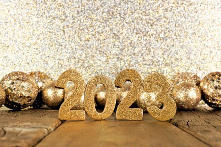 Téléchargez les photos : Numéros 2022 brillants avec des boules dorées et un fond scintillant. Nouvel An concept Eve. - en image libre de droit
