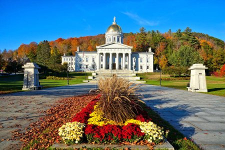 Foto de Vermont State House con flores de colores durante el otoño, Montpelier, EE.UU. - Imagen libre de derechos