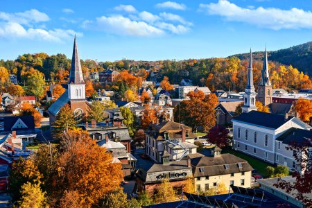 Herbstlicher Blick über die historische Stadt Montpelier, Vermont, USA mit Kirchtürmen und bunten Herbstblättern