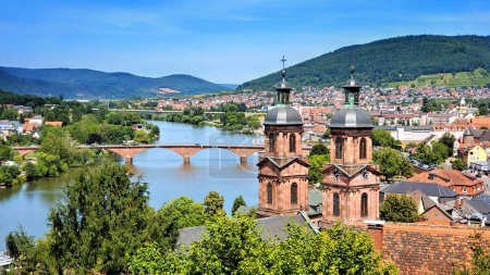 Blick auf die schöne Stadt Miltenberg, Bayern, Deutschland mit alter Brücke und Kirchtürmen