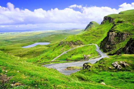 Blick über die grüne Hochgebirgslandschaft des Quiraing, Isle of Skye, Schottland