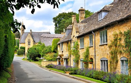 Hermosa arquitectura de un encantador pueblo de Cotswolds, Gloucestershire, Inglaterra