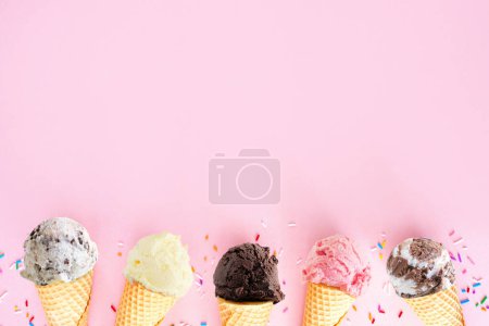Foto de Cono de helado borde inferior sobre un fondo rosa. Sabores a chocolate, fresa y vainilla. Copiar espacio. - Imagen libre de derechos