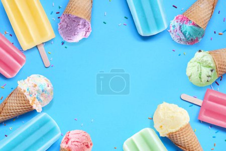 Foto de Colección de conos de helado pastel de colores y postres helados de verano paleta. Marco de vista superior sobre fondo azul. Copiar espacio. - Imagen libre de derechos