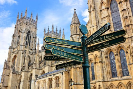 Foto de Señal con puntos de referencia en la ciudad de York, Inglaterra con vista desenfocada de York Minster en el fondo. - Imagen libre de derechos