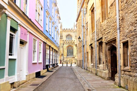 Foto de Coloridos edificios pastel en una calle en el distrito de la Universidad de Oxford, Inglaterra - Imagen libre de derechos