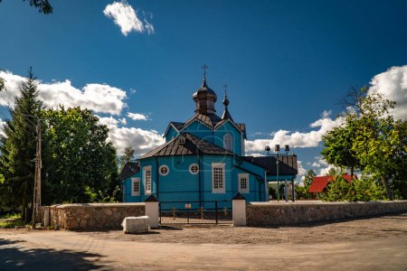 Téléchargez les photos : NAREW, POLOGNE - 5 SEPTEMBRE 2022 : Église orthodoxe dans le village de Narew, nord-est de la Pologne. - en image libre de droit