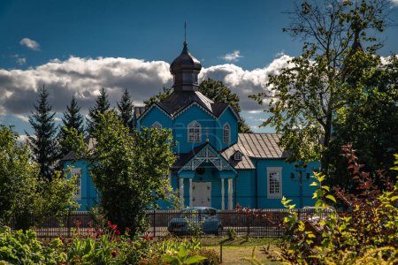 Téléchargez les photos : NAREW, POLOGNE - 5 SEPTEMBRE 2022 : Église orthodoxe dans le village de Narew, nord-est de la Pologne. - en image libre de droit