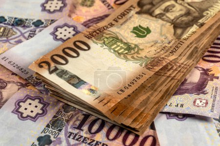 KATOWICE, POLAND- 01 JUIN 2022 : Monnaie nationale de Hongrie. Billets de 2000 et 10000 forints.