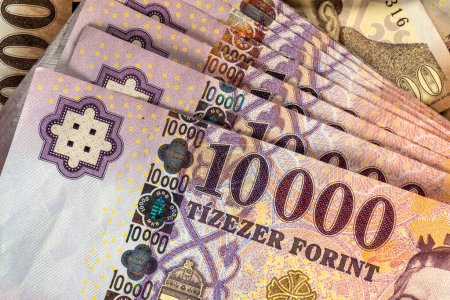 KATOWICE, POLAND- 01 JUIN 2022 : Monnaie nationale de Hongrie. Billets de 2000 et 10000 forints.