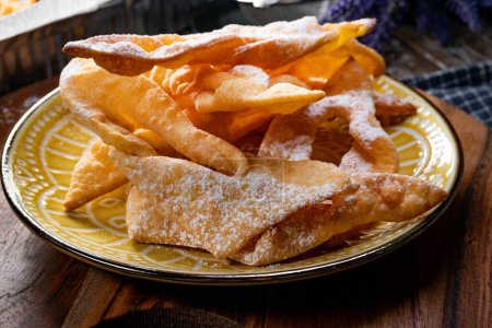 Téléchargez les photos : Faworki (ailes d'ange) saupoudré de sucre en poudre - délicatesse traditionnelle du carnaval polonais - en image libre de droit