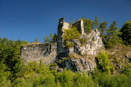 Photo for EIBENSTEIN, LOWER AUSTRIA - SEPTEMBER 05, 2023: Ruins of a medieval castle on a high rock above the Thaya River. - Royalty Free Image