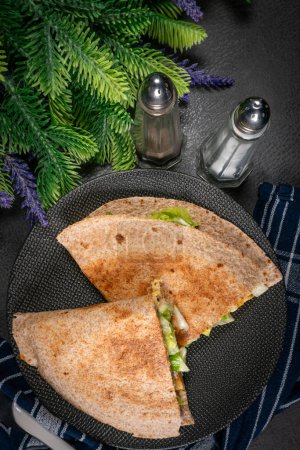 Téléchargez les photos : Tortilla multigrain avec omelette, iceberg de laitue et jambon. Profondeur de champ faible. - en image libre de droit
