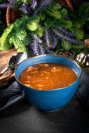 Téléchargez les photos : Soupe épicée à la tripe de bœuf, tomates et légumes. Profondeur de champ faible. - en image libre de droit