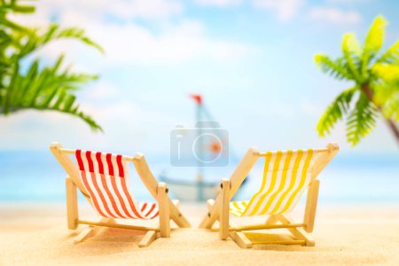 Sommerentspannungskonzept. Sonniger tropischer Strand mit Sonnenliege und Palme. Sommerferien Urlaub Hintergrund