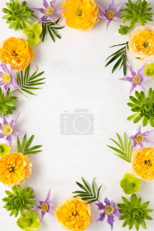 Foto de Composición de hermosas flores, suculentas y hojas sobre fondo claro. Marco de flores. Vista superior, espacio para copiar. - Imagen libre de derechos