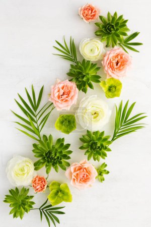 Foto de Composición de hermosas flores, suculentas y hojas sobre fondo claro. Vista superior, espacio para copiar. - Imagen libre de derechos