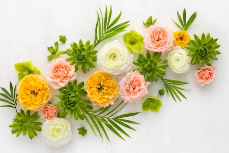 Foto de Composición de hermosas flores, suculentas y hojas sobre fondo claro. Vista superior, espacio para copiar. - Imagen libre de derechos