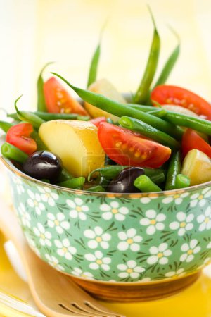 Téléchargez les photos : Salade avec pomme de terre, haricot vert, tomate et olive noire - en image libre de droit