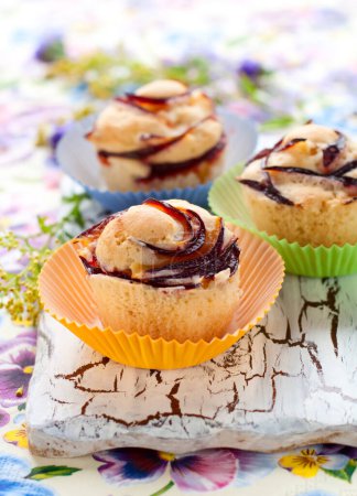 Téléchargez les photos : Délicieux muffins aux prunes - en image libre de droit
