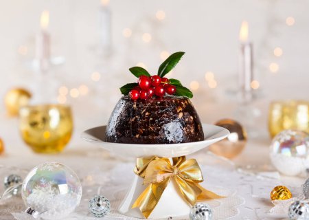 Téléchargez les photos : Pudding de Noël décoré avec houx - en image libre de droit
