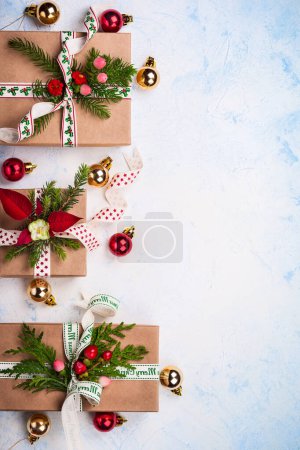Téléchargez les photos : Fond de Noël avec boîtes-cadeaux et décorations. Vue du dessus - en image libre de droit