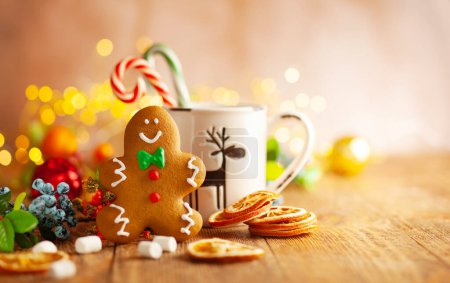 Téléchargez les photos : Biscuits au pain d'épice de Noël avec décorations de Noël sur fond en bois. Cuisson de Noël traditionnelle. - en image libre de droit
