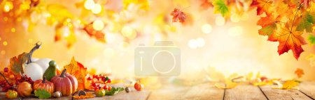 Téléchargez les photos : Bannière d'automne avec feuilles d'érable tombées et citrouilles sur table vintage en bois. Concept d'automne avec fond de feuilles rouge-jaune. Citrouilles de Thanksgiving. - en image libre de droit