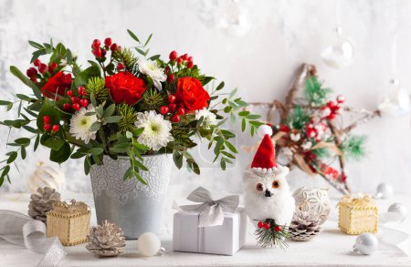 Téléchargez les photos : Décorations de Noël avec fleurs - en image libre de droit